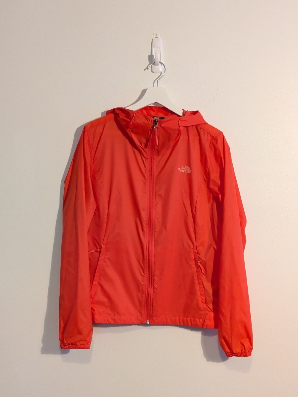 THE NORTH FACE lightweight hooded windbreaker - size large